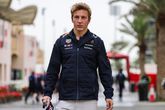 Formule 1 | Carlos Sainz verrassend de snelste in Williams op tweede testdag, Max Verstappen steelt de show bij persmoment