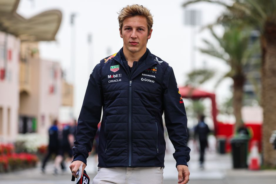 Formule 1 | Carlos Sainz verrassend de snelste in Williams op tweede testdag, Max Verstappen steelt de show bij persmoment