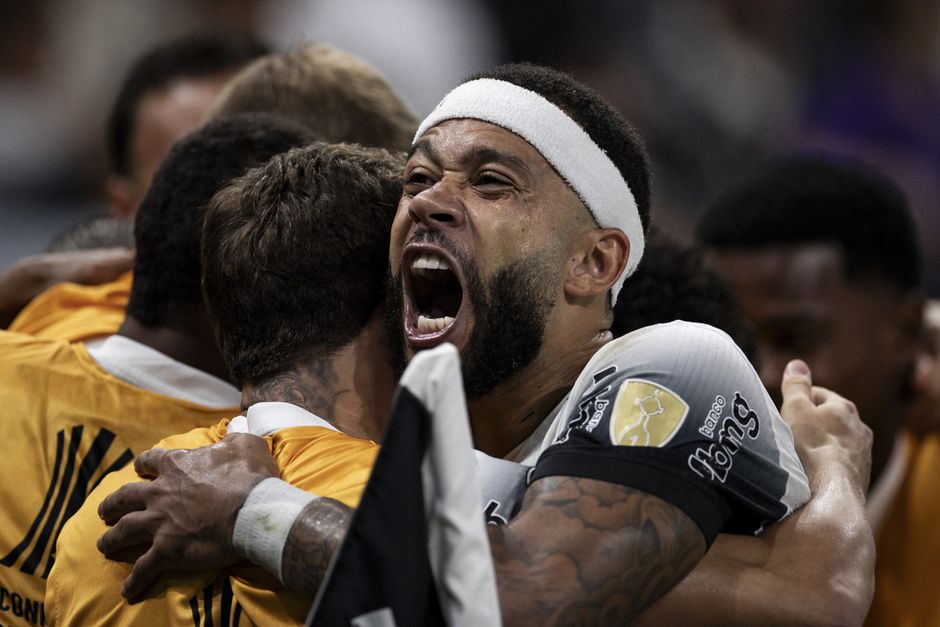 Memphis Depay stelt onder toeziend oog van Ronald Koeman derde ronde veilig met Corinthians in Copa Libertadores