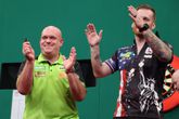 Michael van Gerwen en Jules van Dongen na de befaamde wedstrijd van de darters tegen elkaar in Amerika in 2022. ©Ed Mulholland/PDC