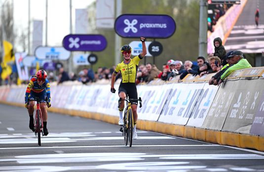 Marianne Vos pakt bij Dwars door Vlaanderen haar 250e profoverwinning op de weg