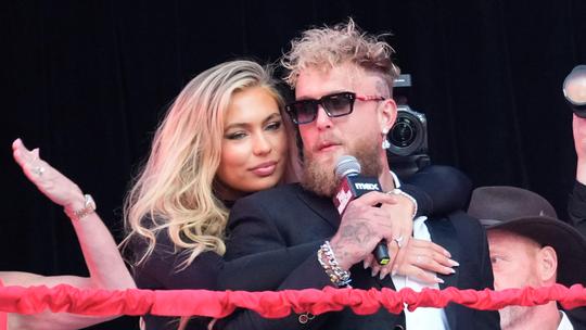 'Openhartige' Jutta Leerdam doet pikante uitspraak en vergeet de camera in eerste aflevering realityshow