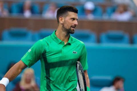 Woedende tennisfans verliezen tot wel 1000 dollar door nieuwe regel: Novak Djokovic vraagt om uitstel