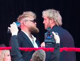 Broers Jake Paul en Logan Paul tijdens de première van hun realityshow Paul American. ©Getty Images