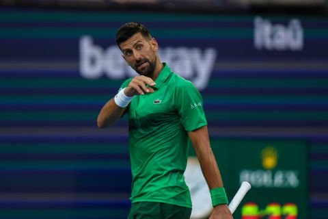 Novak Djokovic stap dichter bij historische titel na veelbesproken duel Miami Open