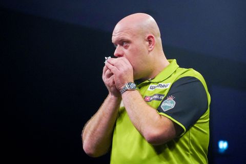 Michael van Gerwen geeft het helemaal weg en incasseert in Premier League Darts nieuwe dreun