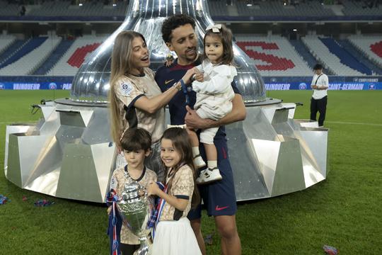 Verdrietige vrouw van PSG-ster deelt verschrikkelijk nieuws: 'Veranderd in een kleine engel'
