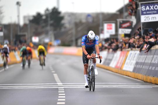 Mathieu van der Poel ziet concurrenten ruziën in laatste kilometer: 'Dan laat ik Mathieu liever rijden'