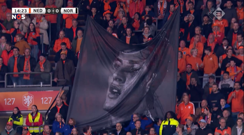 Kippenvel bij Nederland - Noorwegen: fans zorgen voor prachtig eerbetoon aan Johan Cruijff