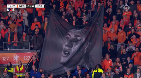 Kippenvel bij Nederland - Noorwegen: fans zorgen voor prachtig eerbetoon aan Johan Cruijff