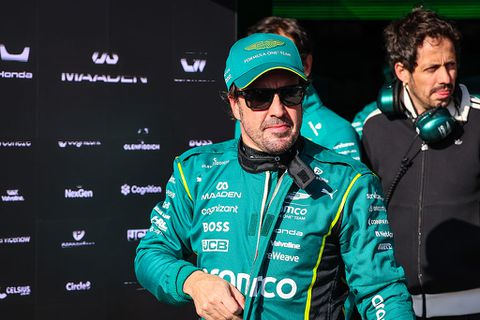 Racelegende Fernando Alonso (44) arriveert in Japan na heuglijk familienieuws: 'De hele nacht overgeslagen'