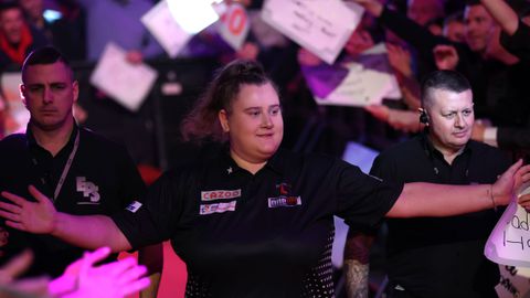 Dartster Beau Greaves gooit op weg naar historische titel hoogste gemiddelde bij vrouwen ooit