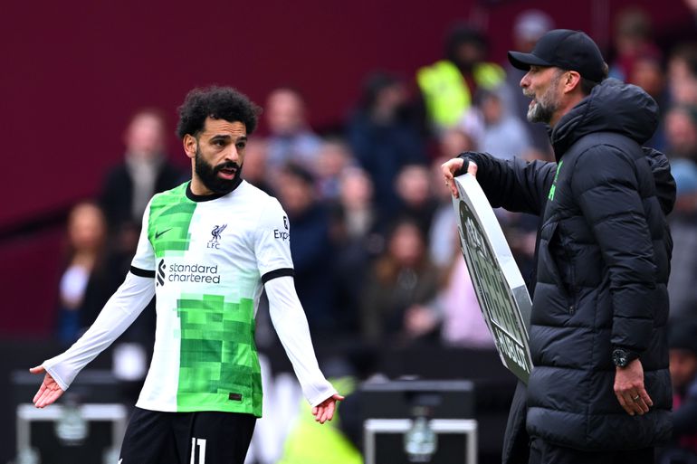 Onrust bij nieuwe club Arne Slot: sterspeler Mo Salah en Liverpool-manager Jürgen Klopp krijgen knallende ruzie langs de zijlijn