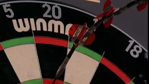 Darter Rob Collins doet het onmogelijke en gooit drie pijltjes op elkaar: 'Ik ben beroemd'