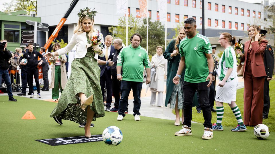 Koningin Máxima trapt met verkeerde schoenen een balletje op Koningsdag