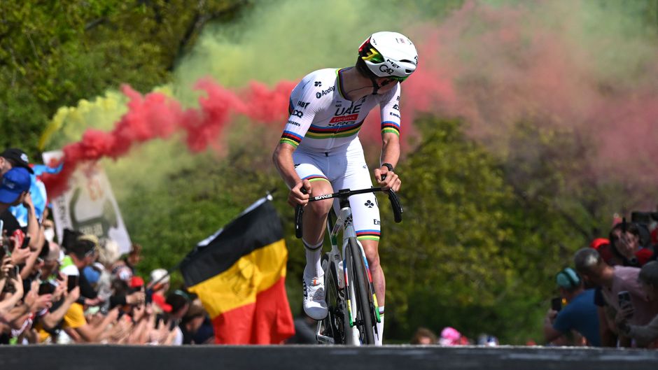 Tadej Pogacar streeft afwezige Mathieu van der Poel voorbij na ongelijke strijd in Luik-Bastenaken-Luik