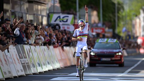 Speciaal eerbetoon van Tadej Pogacar tijdens Luik-Bastenaken-Luik: vinger in de lucht en handgeschreven tekstje