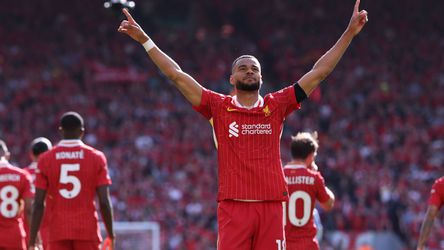 Liverpool maakt in kampioensduel gehakt van Tottenham: ongekend volksfeest voor Arne Slot en Virgil van Dijk