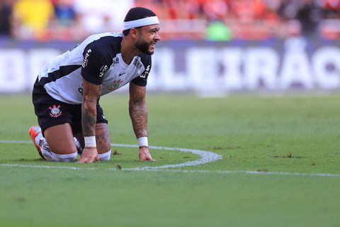 Groot drama voor Memphis Depay: Oranje-international voor de rust gewisseld tijdens oorwassing Corinthians