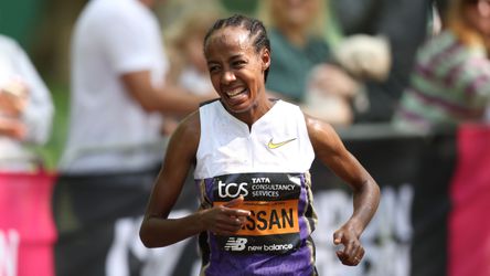 Uitgeputte Sifan Hassan verklaart merkwaardig probleem tijdens marathon van Londen