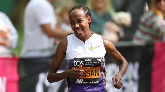 Uitgeputte Sifan Hassan verklaart merkwaardig probleem tijdens marathon van Londen