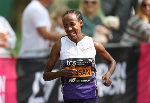 Uitgeputte Sifan Hassan verklaart merkwaardig probleem tijdens marathon van Londen