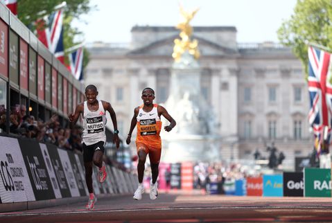 Bizarre finish kost Nederlandse topatleet Abdi Nageeye derde plek in marathon van Londen: 'Nog nooit meegemaakt'