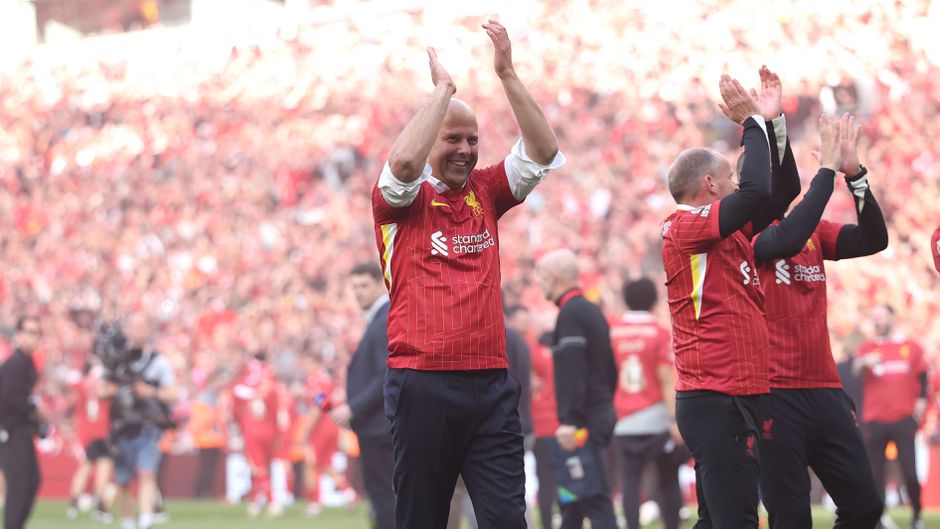 Zingende Arne Slot steelt de show bij kampioensfeest Liverpool: 'Enige wat ik kan doen'