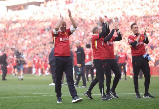 Zingende Arne Slot steelt de show bij kampioensfeest Liverpool: 'Enige wat ik kan doen'