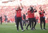 Zingende Arne Slot steelt de show bij kampioensfeest Liverpool: 'Enige wat ik kan doen'