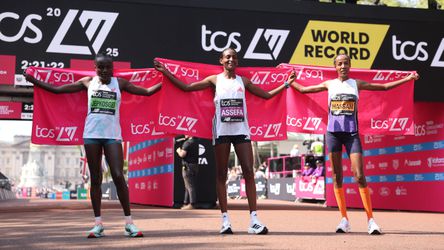 Topatlete Sifan Hassan komt tekort in loodzware marathon van Londen, nieuw wereldrecord bij de vrouwen