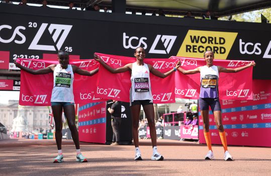 Topatlete Sifan Hassan komt tekort in loodzware marathon van Londen, nieuw wereldrecord bij de vrouwen