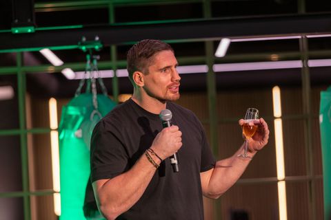 Rico Verhoeven wordt wederom verrast door zijn verloofde met uniek cadeau voor zijn verjaardag