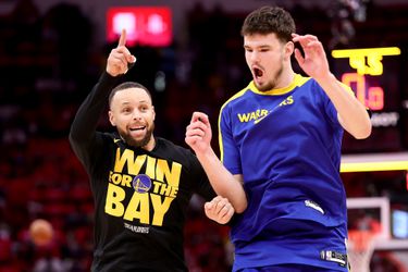Nederlandse rookie schrijft geschiedenis en zet Golden State Warriors op voorsprong in NBA play-offs