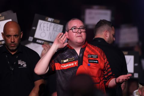 Topdarter Stephen Bunting doet iconische opkomst in kleedkamer van voetbalclub bij promotiefeest