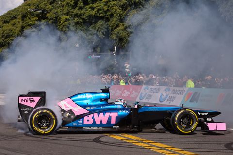 Formule 1-coureur rijdt door grote stad in F1-wagen en trakteert 600.000 fans op 'donuts'
