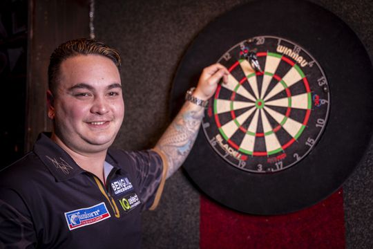 Nederlandse darter verrast met serieuze hobby: 'Ik heb mijn eerste nummer uitgebracht'