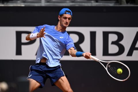 Franse tennisser komt goed weg nadat hij toeschouwer raakt: 'Er zijn mensen voor minder gediskwalificeerd'