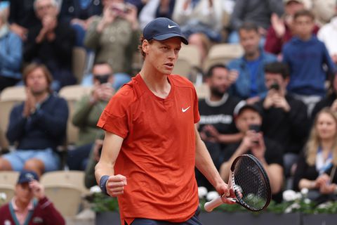 Jannik Sinner plaatst zich ondanks heupklachten voor tweede ronde Roland Garros