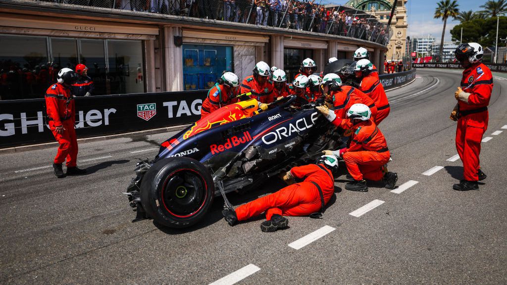 Video | Fotograaf naar het ziekenhuis na crash Sergio Pérez in Monaco