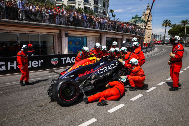 Video | Fotograaf naar het ziekenhuis na crash Sergio Pérez in Monaco