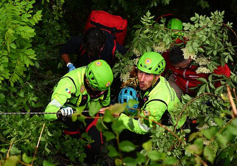 Drama in Giro: wielrenner na zware val uit ravijn getakeld en naar ziekenhuis vervoerd