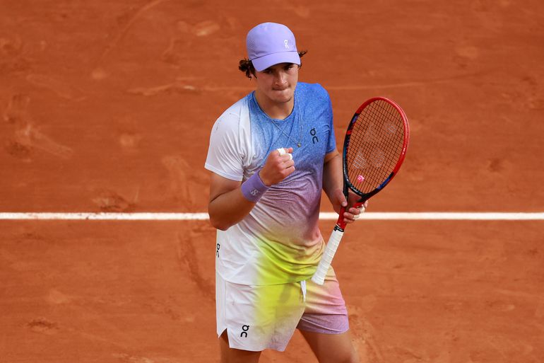 Kleurrijke debutant (18) steelt de show op Roland Garros, honderden mensen teleurgesteld in de rij