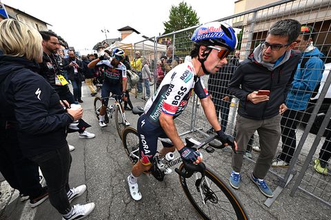 Topfavoriet Primoz Roglic neemt 'hartverscheurend besluit' na valpartijen Giro d'Italia