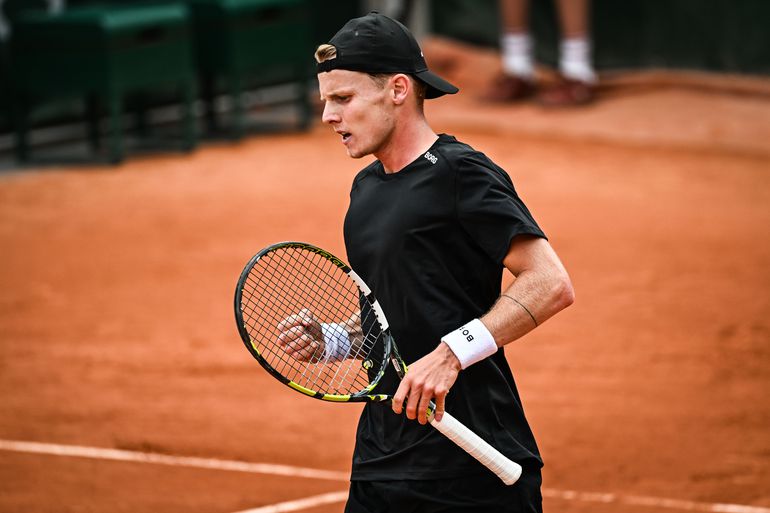 Tennisser Jesper de Jong boekt fraaie zege op Roland Garros na waanzinnige comeback