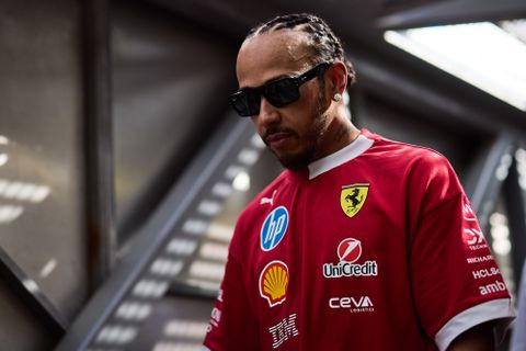 Tegenvallende Lewis Hamilton heeft volgens expert te maken met 'Ferrari-druk'