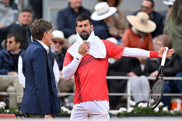 Pas na klachten van Novak Djokovic én zijn tegenstander past Roland Garros omstandigheden aan