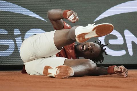 Franse toptennisser Gaël Monfils laat Roland Garros schrikken, maar staat 3,5 uur later te lachen
