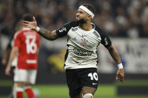 Schreeuw van afschuw om foto van Memphis Depay: 'Hij kickt volgens mij op de ophef'