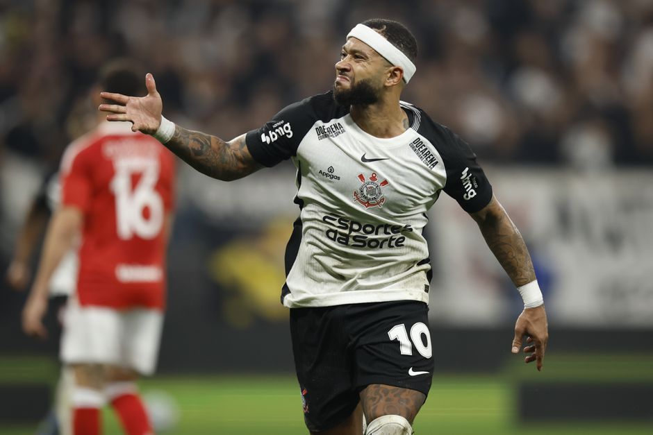 Schreeuw van afschuw om foto van Memphis Depay: 'Hij kickt volgens mij op de ophef'